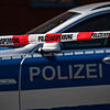 Ein Polizeiauto hinter Absperrband (Symbolbild). 2023 stieg die Zahl der Straftaten im Bereich des Polizeipräsidiums Freiburg um 18,9 ...