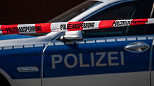 Ein Polizeiauto hinter Absperrband (Symbolbild). 2023 stieg die Zahl der Straftaten im Bereich des Polizeipräsidiums Freiburg um 18,9 ...