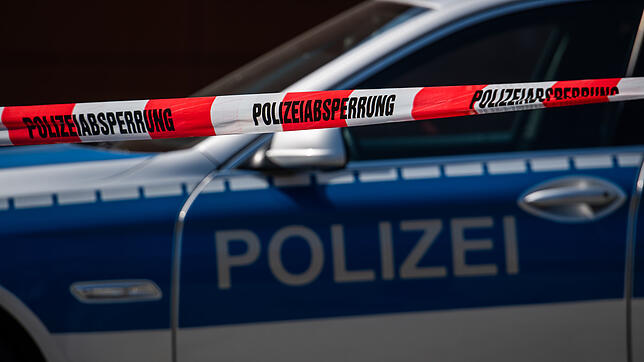 Ein Polizeiauto hinter Absperrband (Symbolbild). 2023 stieg die Zahl der Straftaten im Bereich des Polizeipräsidiums Freiburg um 18,9 ...