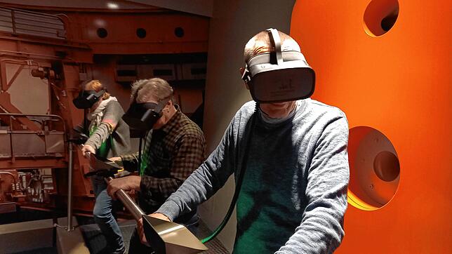 Mit VR-Brillen sehen sich die Besucher im Reaktor des Kernkraftwerks Leibstadt um.