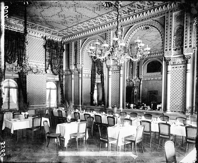 Im maurischen Stil wurde der Speisesaal des Hotels Halm gestaltet, wie wahrscheinlich Eugen Wolf um 1890 fotografisch festhielt.