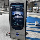 Bisher sieht man Ladesäulen in der Regel neben E-Autos stehen. An dieser wird jedoch das eDA40, ein komplett elektrisch betriebenes ...