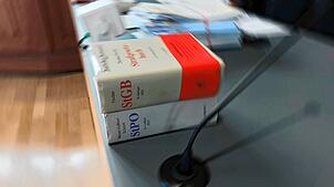 Gesetzbücher und Prozessunterlagen auf einem Tisch im Amtsgericht Villingen-Schwenningen: Ein Angeklagter aus Triberg hat jetzt ein ...