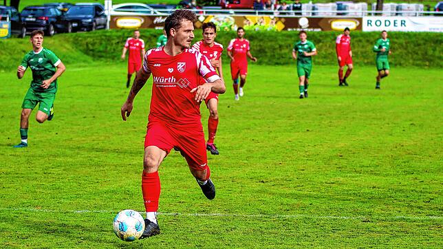 Freude im Wutachtal: Patrick Budde (hier im Hinspiel) traf kurz vor Schluss zum 3:2-Sieg gegen den SV Rheintal.