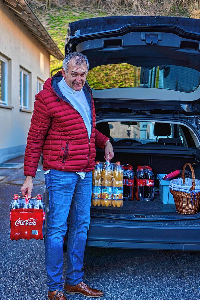 Versorgt: Jürgen Zwigart vom Schwörstädter DRK-Ortsverein sorgt für Nachschub. Der Imbiss nach der Spende ist gut für den Kreislauf und ...