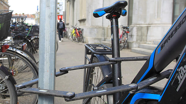 E-Bikes sind wegen ihres Wertes bevorzugte Beute von Dieben. Deshalb sollte man sie immer gut und am besten doppelt sichern.