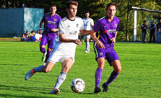 Wieder in Weiß: Felix Eckenstein (links, hier auf dem Archivbild gegen Jan Körner vom SV Buch) spielt ab sofort wieder beim FC Wittlingen.