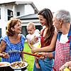 Eine Grillparty im Sommer ist die perfekte Gelegenheit, um eine schöne Zeit mit Freunden und Familie zu verbringen.