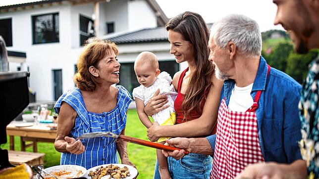 Eine Grillparty im Sommer ist die perfekte Gelegenheit, um eine schöne Zeit mit Freunden und Familie zu verbringen.