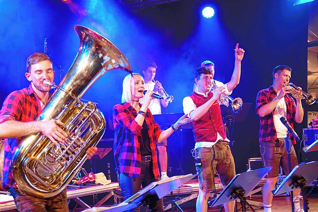 Bild 15: Bergfest in Fürstenberg: Ob8Blech bringt am Samstag die Besucher in Stimmung
