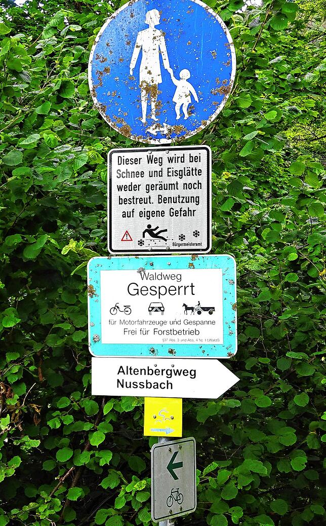 Von Verwitterung schon etwas gezeichnet ist das Schild am Ende des 500 Meter langen Stückes Wald- und Schotterpiste, das sich in Triberg ...