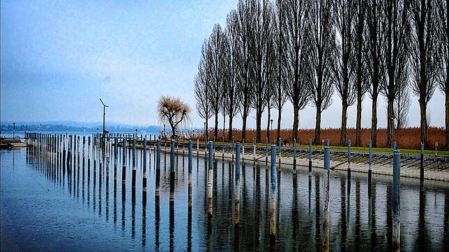 Blick auf den Mooser Hafen. Die Gemeinde änderte kürzlich die Gebührenordnung ihrer Häfen. Unter anderem werden Gastliegeplätze deutlich ...