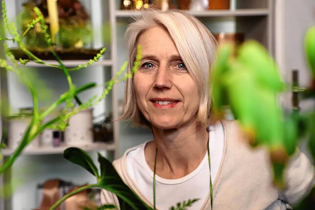 Auch Blumenraum-Inhaber Franziska Bürgi Rey trägt sonst den ganz Tag über einen Mund-Nasen-Schutz. Nur fürs Foto hat sie ihn abgelegt.