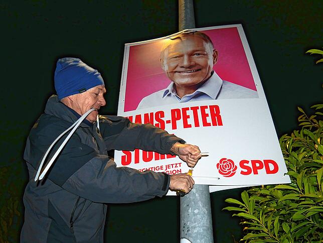 Bild 6: Wer zuerst kommt, klebt zuerst: Eine Nacht unter Wahlkampfhelfern