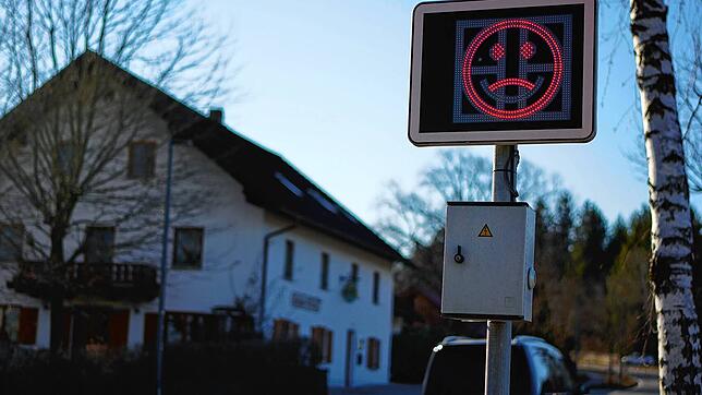 In der Gemeinde Wald wird vielerorts zu schnell gefahren. Daher schafft die Gemeinde eine mobile Geschwindigkeitswarnanzeige zur ...