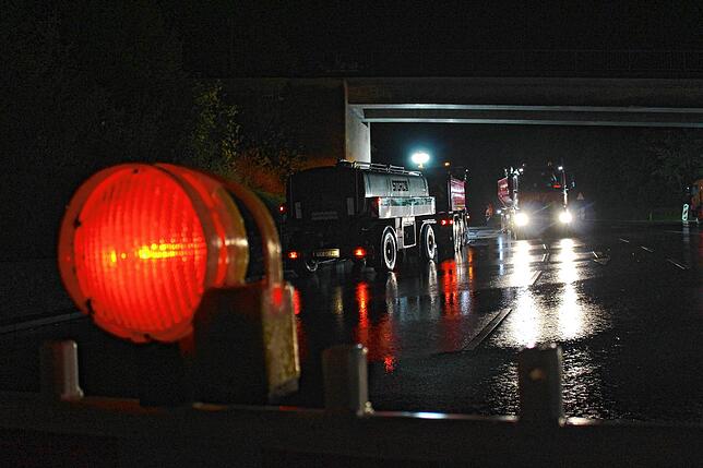 Hier wird mitten in der Nacht gearbeitet: Lastwagen warten an der B27 auf ihren Einsatz.