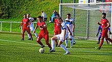 Tabellenführer FV Tennenbronn (weiße Trikots) musste hart arbeiten, um gegen den VfB Villingen mit 4:3 zu gewinnen.