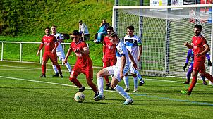 Tabellenführer FV Tennenbronn (weiße Trikots) musste hart arbeiten, um gegen den VfB Villingen mit 4:3 zu gewinnen.