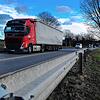 Ein Lastwagen und andere Fahrzeuge auf der B31 bei Stetten. Die Wohnbebauung befindet sich in direkter Nähe. Die Vorzugsvariante B1 ...