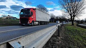 Ein Lastwagen und andere Fahrzeuge auf der B31 bei Stetten. Die Wohnbebauung befindet sich in direkter Nähe. Die Vorzugsvariante B1 ...