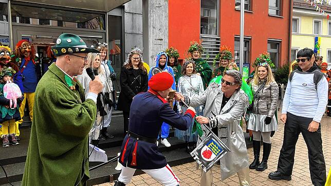 Das Ringen um die Macht haben in Gailingen die Eichelklauber-Narren gewonnen (von links): Zunftmeister Patrick Ganser, Narrenpolizist ...