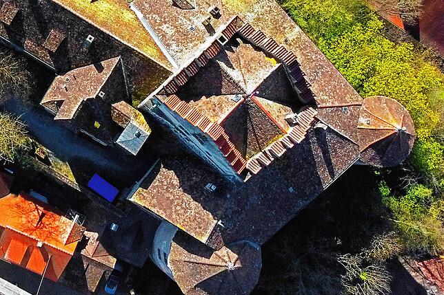 Dieses viereckige Treppendach charakterisiert dieses Bauwerk. Bild: Reiner Jäckle