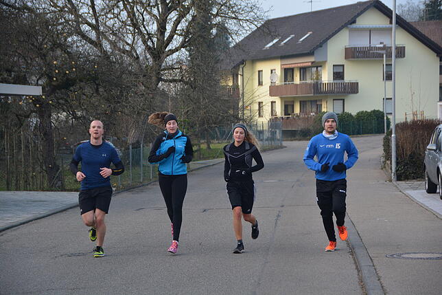 &bdquo;Bewegung hält warm&ldquo;, meint Simon Schuler (links) beim Silvesterlauf des TSV Mühlhofen in kurzer Hose. Schuler ist einer von ...