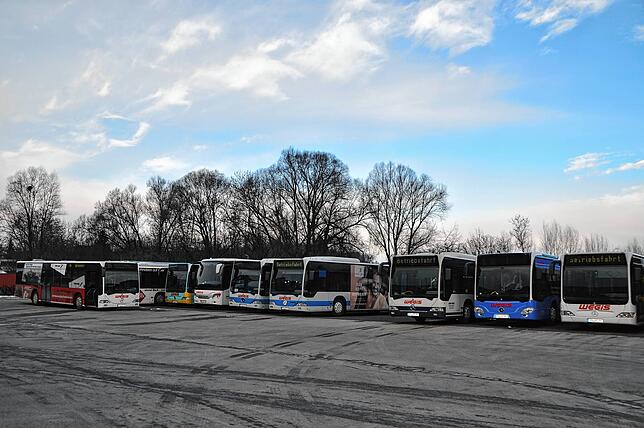 30 Linienbusse stehen auf dem Betriebsgelände in Ahausen.