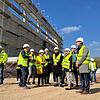Landessozialminister Manfred Lucha besucht die Baustelle für das neue Klinikum am Stadtrand Lörrachs. Im Gepäck hat er den offiziellen ...