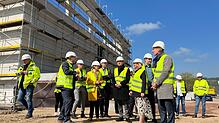 Landessozialminister Manfred Lucha besucht die Baustelle für das neue Klinikum am Stadtrand Lörrachs. Im Gepäck hat er den offiziellen ...