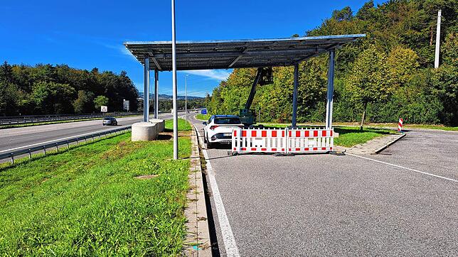 Das Solardach an der A81 ist auch Monate nach der Vorstellung nicht freigegeben.