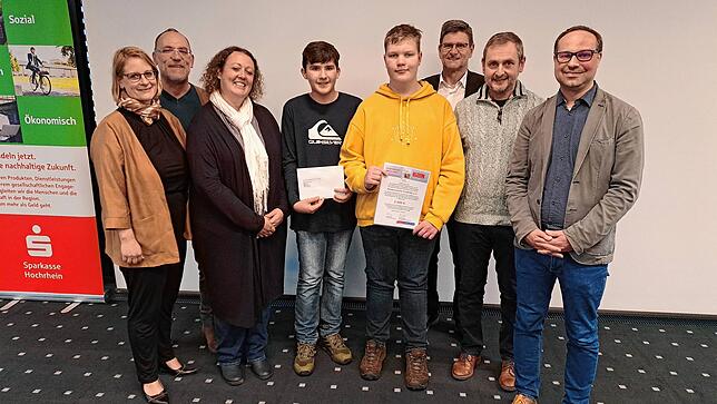 3. Preis: Stolz nimmt der Laufenburger Förderverein Pro Kids 2500 Euro entgegen. Von links: Jennifer Buschmann, Markus Vonberg, Monika ...