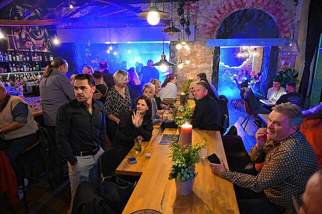Bei der Eröffnung des Café-Restaurants mit Cocktailbar feierten die Gäste.