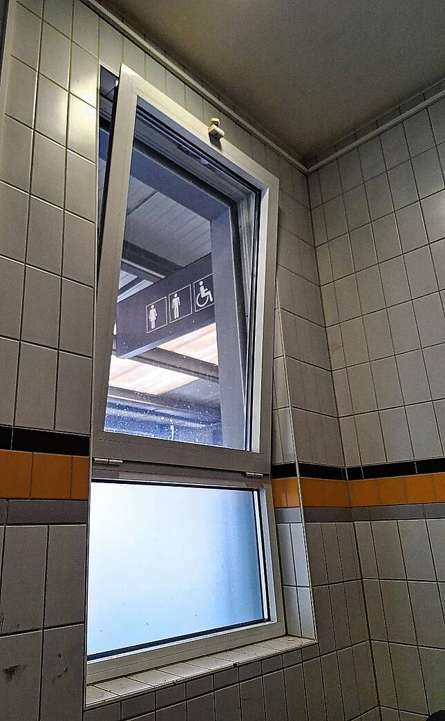 Nur am unteren Rand ist auf der Damentoilette Milchglas eingesetzt. Mit ein bisschen Geschick könnte jeder hineinluken.