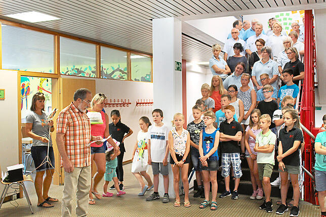 Gemeinsam eröffnen Schulchor und Gesangverein Vöhrenbach das Schulfest. Bürgermeisterstellvertreter Albert Schwörer heißt die Besucher ...