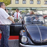„Bitte einsteigen“ hieß es an den Haltestellen des rollenden Museums auch beim VW Käfer-Kabriolett. Andreas Sinnhuber (links ...