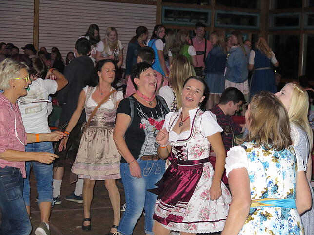Beim elften Walder Volksfest in der Zehn-Dörfer-Halle herrschte ausgelassene Stimmung.