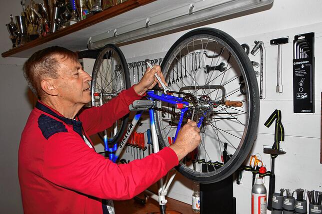 Kettenspanner: Die Hallenradsportler des RSV Wallbach können sich auf Christoph Reinartz verlassen.