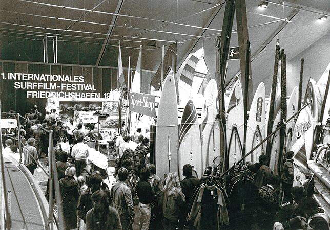 1983: Die Intersurf startet mit einem Filmfestival, bei dem Windsurffilme gezeigt werden.