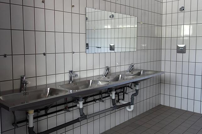 Früher haben sich hier die Schüler nach dem Sportunterricht gewaschen, künftig dienen die Waschräume den Flüchtlingen als Badezimmer.