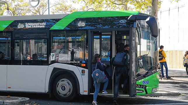 Ein Schienenersatzbus am Waldshuter Busbahnhof im Oktober 2019. (Symbolbild) Zwischen Bad Säckingen und Waldshut fahren vom 10. bis 13. ...