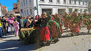 Viel los beim großen Umzug am Rosenmontag in Hüfingen. Die Bärcheappeli begrüßen die tausenden närrischen Zuschauer nicht nur mit ...