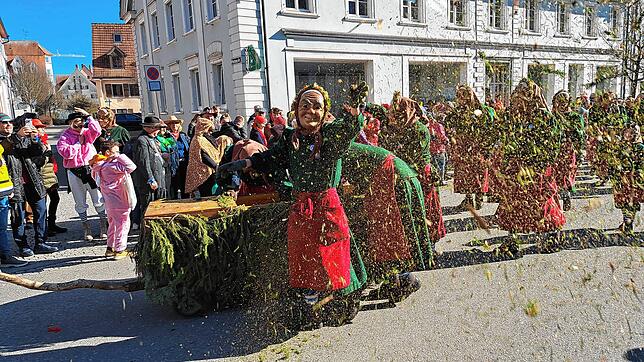 Viel los beim großen Umzug am Rosenmontag in Hüfingen. Die Bärcheappeli begrüßen die tausenden närrischen Zuschauer nicht nur mit ...