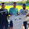 Neuzugang beim FC 08 Villingen: Cheftrainer Marcel Yahyaijan (links) und Sportvorstand Arash Yahyaijan (rechts) begrüßen Thomas Kunz. ...