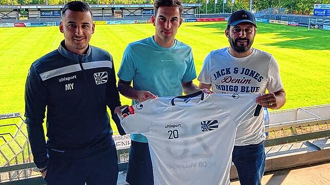 Neuzugang beim FC 08 Villingen: Cheftrainer Marcel Yahyaijan (links) und Sportvorstand Arash Yahyaijan (rechts) begrüßen Thomas Kunz. ...