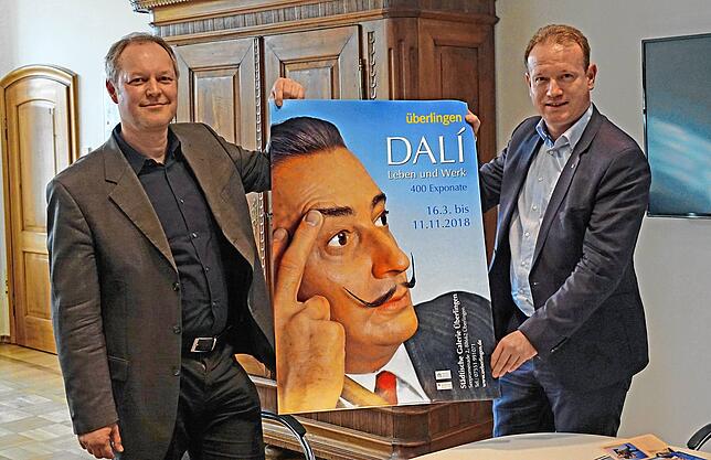 Ein großer Name, Salvador Dalí, sorgte 2018 und 2019 für Besucherrekorde. Hier zeigen OB Jan Zeitler (rechts) und Kulturamtsleiter ...