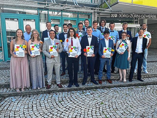 Die Abiturienten der Klasse TGTM13 des Technischen Gymnasiums an der Jörg-Zürn-Gewerbeschule sind (im Bild): Rebecca Wanzki, Pascal Utz ...