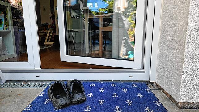 Mal eben vergessen, die Terrassentüre zu schließen? Das kommt im Sommer häufiger vor, ist aber eine Einladung für Einbrecher, sich das ...