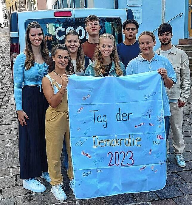 Der JGR beim Tag der Demokratie in der Engener Altstadt. Von links: Alexa Stärk, Gioia Verchio, Emily Steiner, Patrick Pardyla, Saskia ...