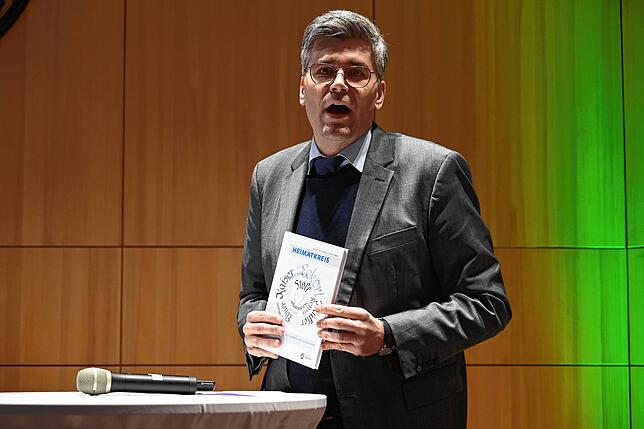 Landrat Martin Kistler präsentiert im Kreistagssaal das neue Kreisjahrbuch 2024 des Landkreises Waldshut.
